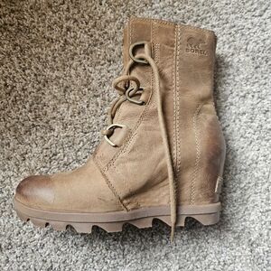 Sorel camel leather wedge boots size 6